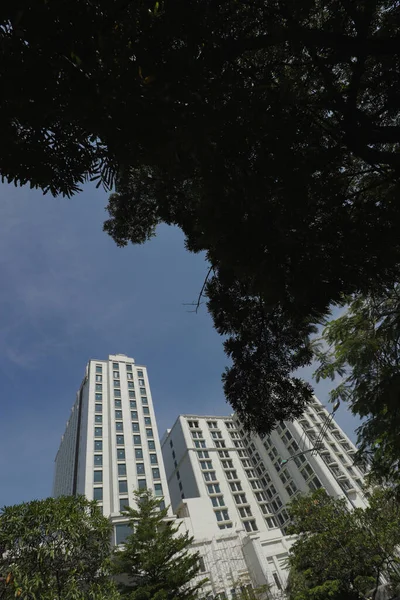 Bandung, Batı Java, Endonezya - Ekim 04, 2019: Gedung Sate Bandung 'un önünde yer alan Lapangan Gasibu yakınlarındaki yüksek açılı bina.