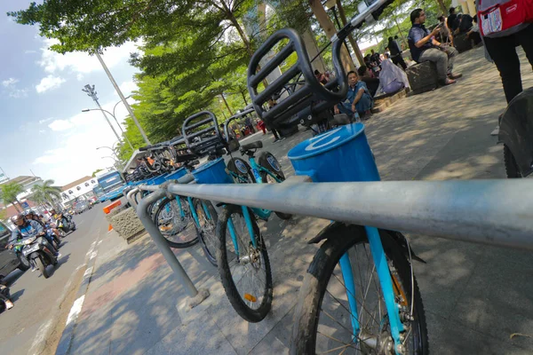 印度尼西亚万隆 2019年10月4日 自行车在街上人人都快乐 Boseh是万隆的一个自行车系统 万隆镇广场蓝色自行车的租金 Alun Alun Bandung — 图库照片
