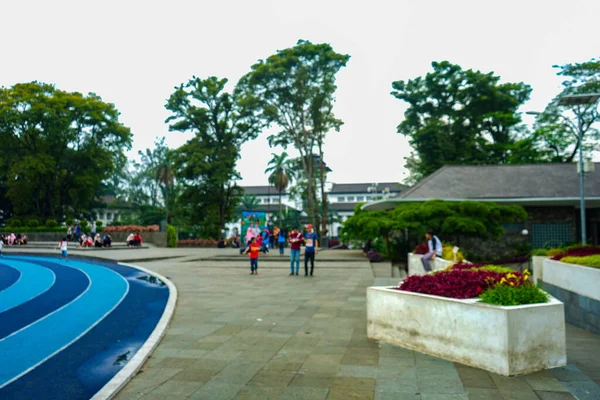 印度尼西亚西爪哇万隆 2018年9月25日 观看人们在位于印度尼西亚西爪哇Gedung Sate Bandung前面名为Lapangan Gasibu的蓝白跑道上跑步 — 图库照片