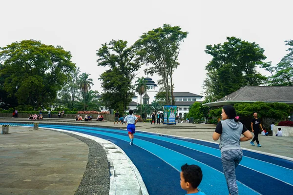 印度尼西亚西爪哇万隆 2018年9月25日 观看人们在位于印度尼西亚西爪哇Gedung Sate Bandung前面名为Lapangan Gasibu的蓝白跑道上跑步 — 图库照片