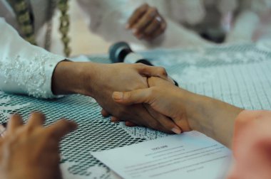 Düğün günü gelin ve damat (Ijab-wa-Qubul) arasında karşılıklı evlilik anlaşmasının Müslüman evlilik süreci.