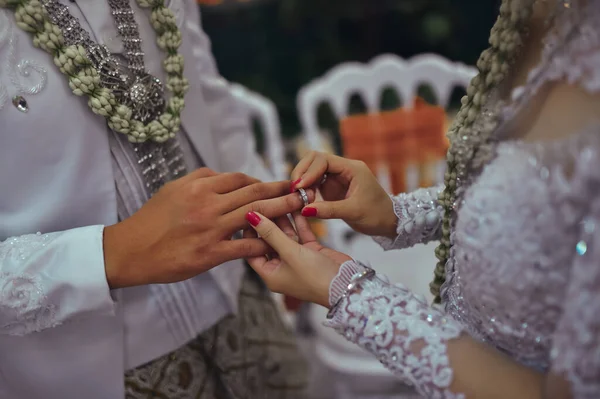 Gelin Damat Düğünde Yüzüklerini Değiş Tokuş Ediyorlar Tukar Cincin Endonezya — Stok fotoğraf