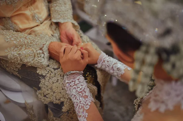 Sungkeman Είναι Μία Από Τις Παραδόσεις Στην Παραδοσιακή Γαμήλιες Τελετές — Φωτογραφία Αρχείου