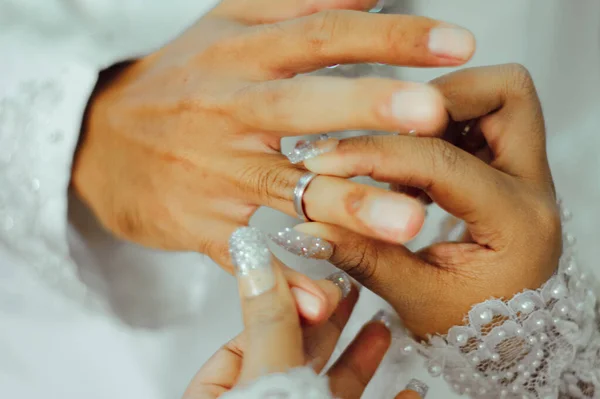 Bruid Bruidegom Wisselen Ringen Uit Bruiloft Tukar Cincin Een Van — Stockfoto