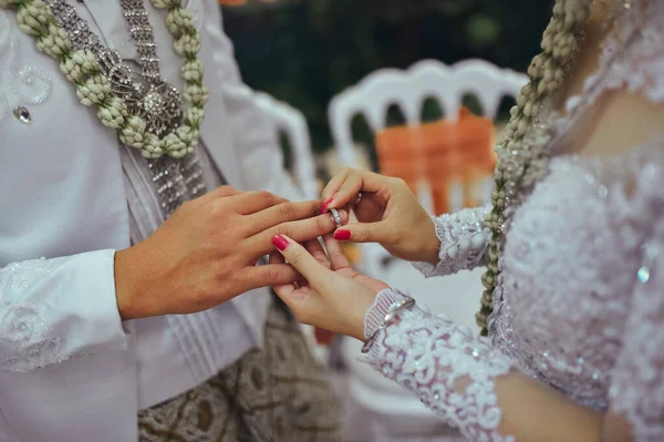 Gelin Damat Düğünde Yüzüklerini Değiş Tokuş Ediyorlar Tukar Cincin Endonezya — Stok fotoğraf