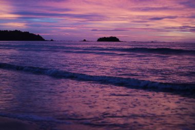 Palangpang Beach Sukabumi, Batı Java, Endonezya 'da alacakaranlık döneminde mor ve turuncu gökyüzü ile güzel bir gün batımı..