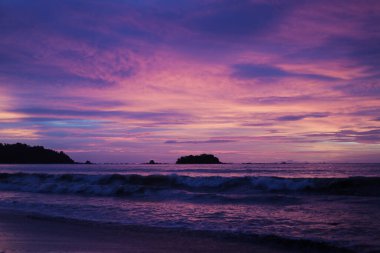 Palangpang Beach Sukabumi, Batı Java, Endonezya 'da alacakaranlık döneminde mor ve turuncu gökyüzü ile güzel bir gün batımı..