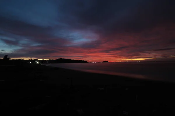 Smuk Solnedgang Med Lilla Orange Himmel Tusmørke Perioden Palangpang Beach - Stock-foto