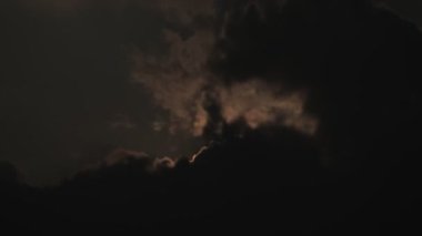 Arkasındaki ay ışığını kaplayan dramatik kara bulutların zamanı. Karanlık gece gökyüzü, Ürkütücü, ay ışığı, hayalet, korku filmi.