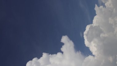 Cumulus bulutlarının açık mavi gökyüzü arkaplanlı zaman çizelgesi. Bulut türleri stok görüntüleri. Bulutlar ve Hava Durumu stok görüntüleri.