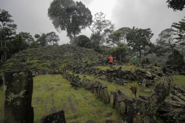 Cianjur, Batı Cava, Endonezya - 10 Ocak 2021: Padang Dağı megalitik alanı tüm Güneydoğu Asya 'nın en büyük megalitik bölgesi olarak adlandırıldı ve dünyanın en eski piramidi olarak gösterildi..