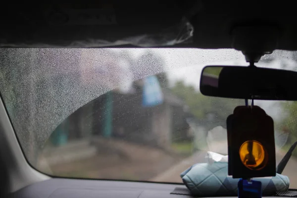 Krople Deszczu Przedniej Szybie Deszczowy Dzień Samochodzie Nieostrym Tłem — Zdjęcie stockowe