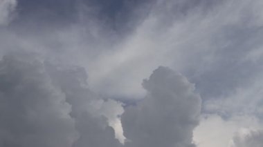 Cumulus bulutlarının açık mavi gökyüzü arkaplanlı zaman çizelgesi. Bulut türleri stok görüntüleri. Bulutlar ve Hava Durumu stok görüntüleri.