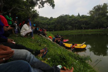 Sukabumi, Batı Java, Endonezya - 3 Ekim 2021: Endonezyalı bir kalabalık Batukarut Gölü 'nde boğulan bir cesedi tahliye eden arama ve kurtarma ordusunu (Tim SAR) izliyor