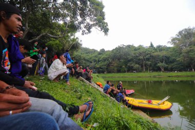 Sukabumi, Batı Java, Endonezya - 3 Ekim 2021: Endonezyalı bir kalabalık Batukarut Gölü 'nde boğulan bir cesedi tahliye eden arama ve kurtarma ordusunu (Tim SAR) izliyor