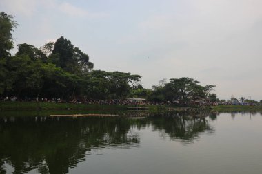 Sukabumi, Batı Java, Endonezya - 3 Ekim 2021: Endonezyalı bir kalabalık Batukarut Gölü 'nde boğulan bir cesedi tahliye eden arama ve kurtarma ordusunu (Tim SAR) izliyor