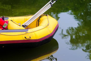 Sukabumi, Batı Java, Endonezya - 3 Ekim 2021: şişme bir teknede can yelekleri bulunan bir grup Endonezya arama kurtarma ordusu (Tim SAR) Batukarut Gölü 'nde boğulan bir cesedi arıyor.