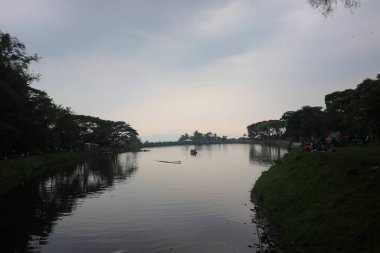 Sukabumi, Batı Java, Endonezya - 3 Ekim 2021: Endonezyalı bir kalabalık Batukarut Gölü 'nde boğulan bir cesedi tahliye eden arama ve kurtarma ordusunu (Tim SAR) izliyor