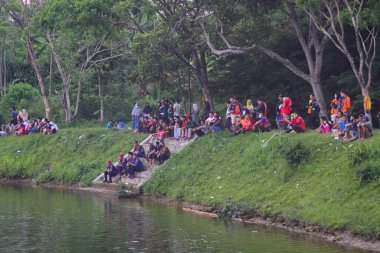 Sukabumi, Batı Java, Endonezya - 3 Ekim 2021: Endonezyalı bir kalabalık Batukarut Gölü 'nde boğulan bir cesedi tahliye eden arama ve kurtarma ordusunu (Tim SAR) izliyor