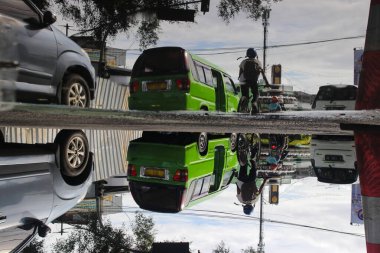 Sukabumi, Batı Java, Endonezya - 18 Aralık 2021: Sabah Sukabumi City 'de trafik sıkışıklığının düşük açısı