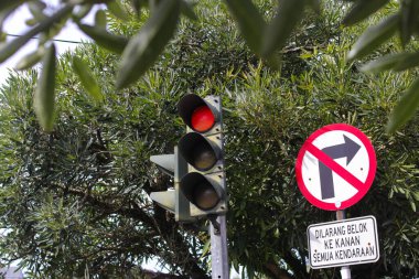 Sukabumi, Batı Java, Endonezya - 18 Aralık 2021: Kırmızı ışık yanıyor ve sağa dönüş işareti yok