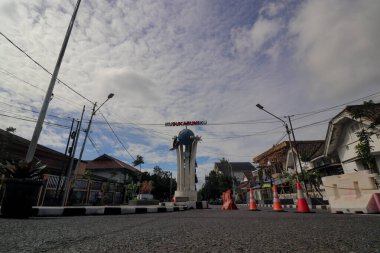 Sukabumi, Batı Java, Endonezya - 30 Aralık 2021: Sukabumi belediyesinin önündeki Dago Sukabumi caddesinde KUSUKABUMIKU veya I Love Sukabumi, dünya küresi, saat ve balık heykeli