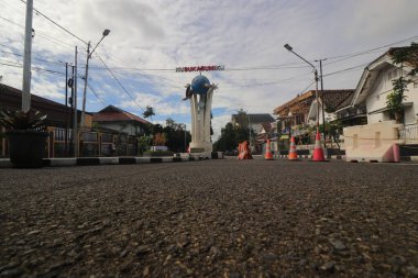 Sukabumi, Batı Java, Endonezya - 30 Aralık 2021: Sukabumi belediyesinin önündeki Dago Sukabumi caddesinde KUSUKABUMIKU veya I Love Sukabumi, dünya küresi, saat ve balık heykeli