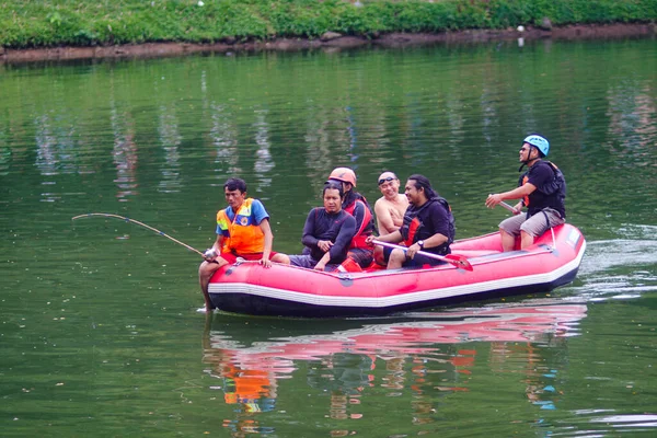 2021年10月3日 印度尼西亚西爪哇 苏加布米 一群身穿救生衣的印尼搜救军 Tim Sar 在一艘充气船上搜寻溺毙在巴图卡鲁湖的尸体 — 图库照片
