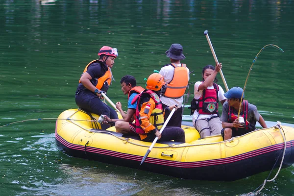 2021年10月3日 印度尼西亚西爪哇 苏加布米 一群身穿救生衣的印尼搜救军 Tim Sar 在一艘充气船上搜寻溺毙在巴图卡鲁湖的尸体 — 图库照片