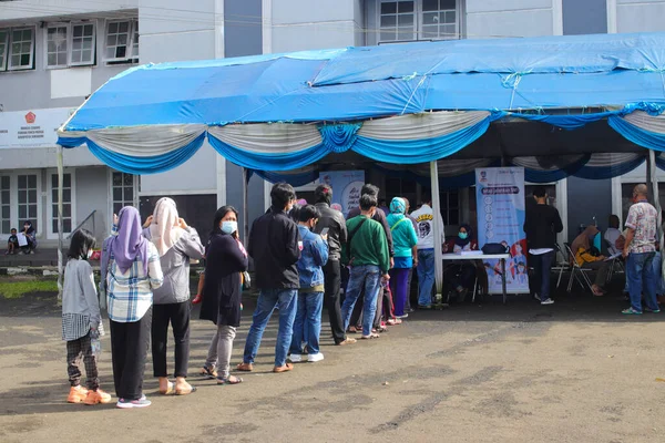 Sukabumi Westjava Indonesien Dezember 2021 Eine Gruppe Indonesier Wartet Vor — Stockfoto