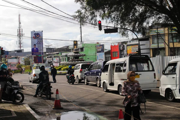 2021年12月18日 印度尼西亚西爪哇 苏加布米 一名身穿头巾的亚洲中年妇女在交通堵塞中行走 这时大流行病期间交通信号灯亮着 — 图库照片