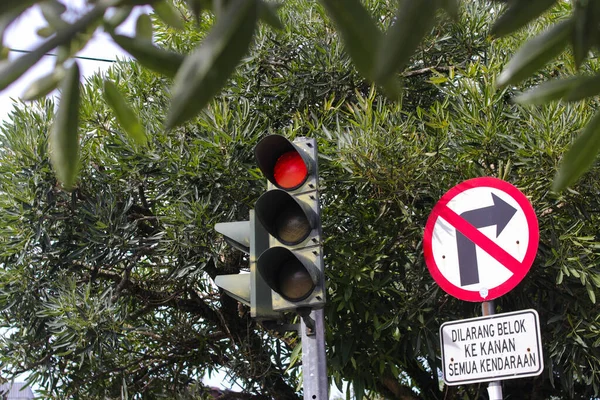 Sukabumi Westjava Indonesien Dezember 2021 Rote Ampel Leuchtet Ohne Rechtsabbiegespur — Stockfoto