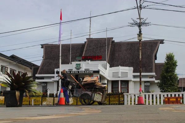 Sukabumi Java Occidental Indonesia Diciembre 2021 Basurero Está Tirando Carro — Foto de Stock