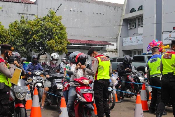 Sukabumi Java Occidental Indonesia Diciembre 2021 Policía Indonesia Está Revisando —  Fotos de Stock