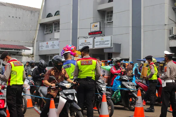 Sukabumi Java Occidental Indonesia Diciembre 2021 Policía Indonesia Está Revisando —  Fotos de Stock
