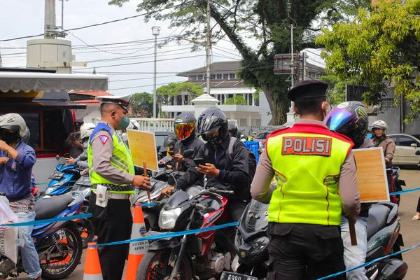 Sukabumi Java Occidental Indonesia Diciembre 2021 Policía Indonesia Está Revisando —  Fotos de Stock