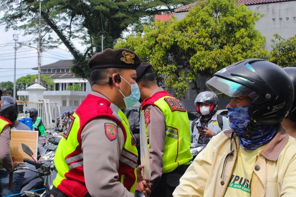 Sukabumi Java Occidental Indonesia Diciembre 2021 Policía Indonesia Está Revisando —  Fotos de Stock