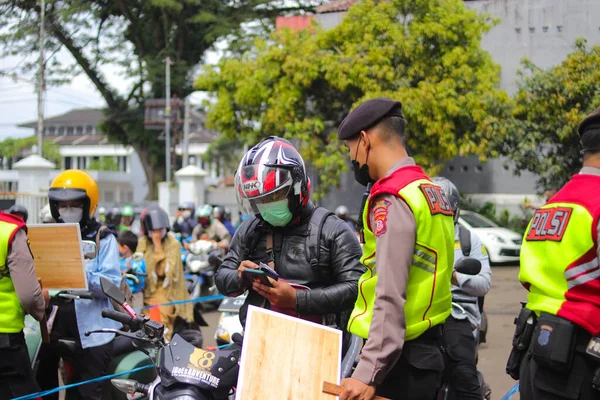 Sukabumi Java Ocidental Indonésia Dezembro 2021 Polícia Indonésia Está Verificando — Fotografia de Stock