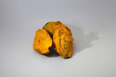 Bir grup olgun sarı yumurta meyvesi (kapkek meyvesi, Pouteria campechiana, Sawo mentega, sawo ubi, sawo belanda, alkesah olarak da bilinir) beyaz arka planda izole edilmiştir..