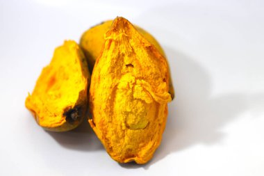 Bir grup olgun sarı yumurta meyvesi (kapkek meyvesi, Pouteria campechiana, Sawo mentega, sawo ubi, sawo belanda, alkesah olarak da bilinir) beyaz arka planda izole edilmiştir..