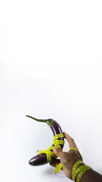 Hand Hält Lila Aubergine Mit Kopierraum Ist Mit Einem Gelben — Stockfoto