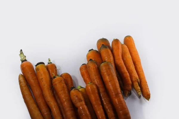 Manojo Zanahorias Frescas Aisladas Sobre Fondo Blanco Recién Cosechadas Del — Foto de Stock