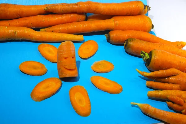 Grupo Zanahorias Frescas Trozos Cortados Forma Una Cara Sonriente Sobre —  Fotos de Stock