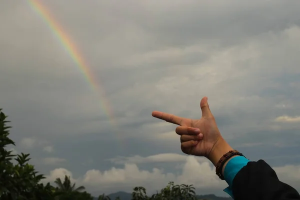 Mão Apontando Arco Íris Céu Nublado Após Chuva Noite — Fotografia de Stock