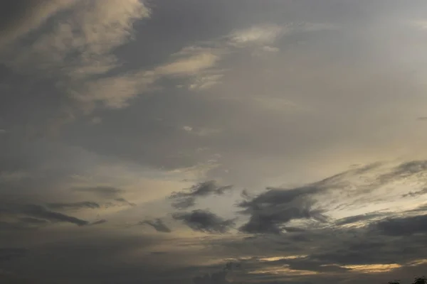 Belo Céu Noturno Dramático Com Nuvens Cinzentas Escuras Destaque Laranja — Fotografia de Stock