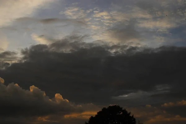 Belo Céu Noturno Dramático Com Nuvens Cinzentas Escuras Destaque Laranja — Fotografia de Stock