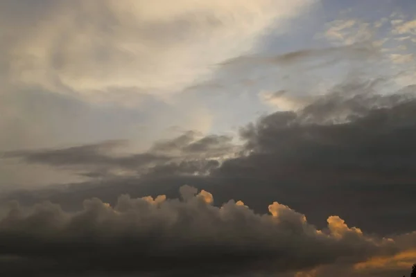 Belo Céu Noturno Dramático Com Nuvens Cinzentas Escuras Destaque Laranja — Fotografia de Stock