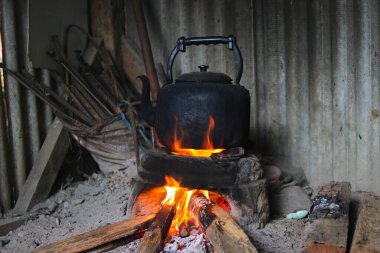 Geleneksel bir mutfakta geleneksel Sundan ahşap ocağında Hawu adı verilen siyah çaydanlık. Hawu geleneksel bir Sundan odun ateşli sobasıdır. Sundanlılar genelde günlük yemek pişirmek için kullanırlar.