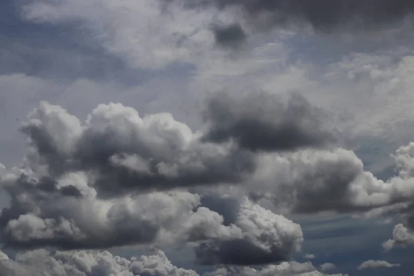 Nuvens Escuras Dramáticas Estão Prestes Chover Com Fundo Azul Céu — Fotografia de Stock