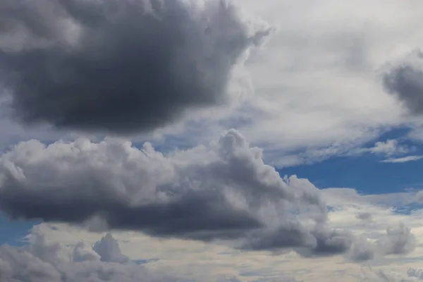 Δραματικά Μαύρα Σύννεφα Πρόκειται Βρέξει Φόντο Τον Γαλάζιο Ουρανό Μεσημέρι — Φωτογραφία Αρχείου